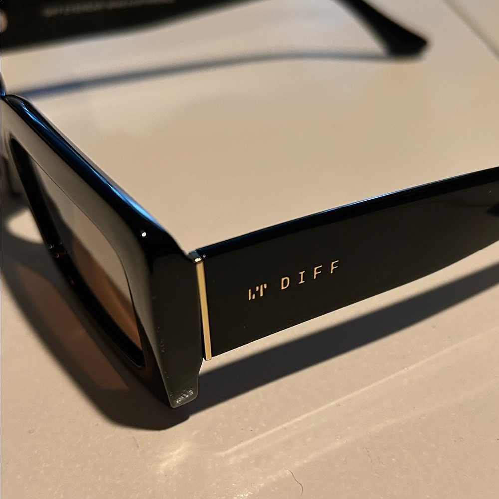Black Diff Katie Rectangular Sunglasses nwt NWT - image 2